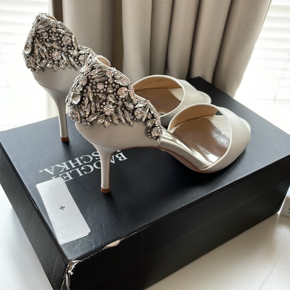 NEW Badgley Mischka Celeste Embellished White Satin Pumps Heels Size 7 Wedding